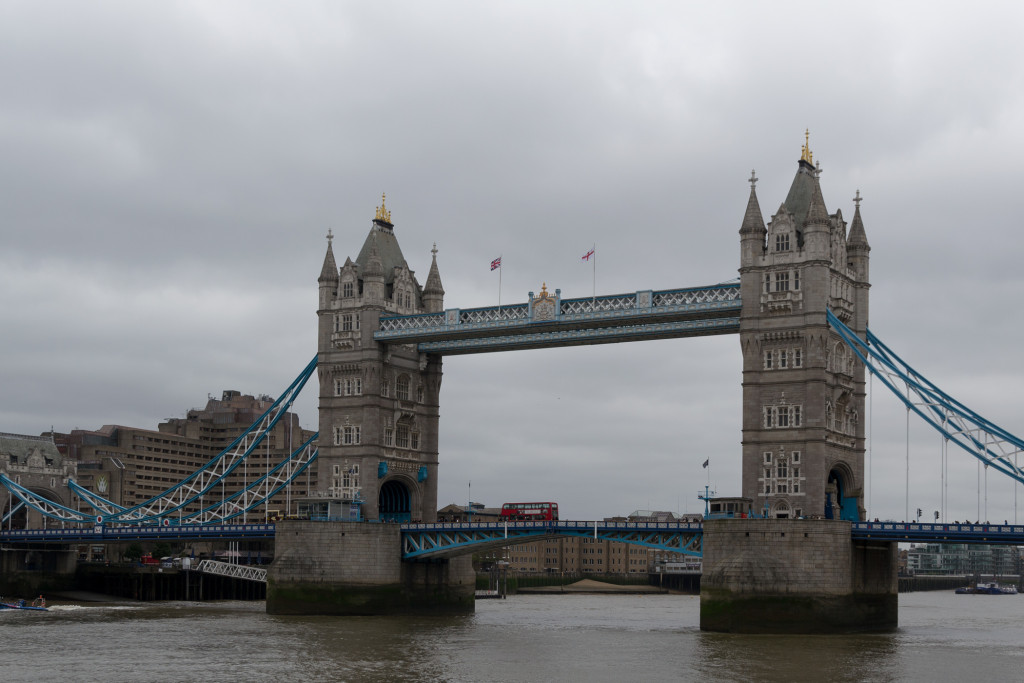 Tower Bridge mit rotem Doppeldeckerbus - die schönste Brücke Deutschlands.