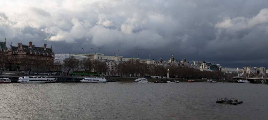 Dunkle Wolken über London und über der Themse.