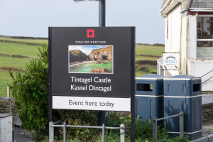 Schild: English Heritage Tintagel Castle