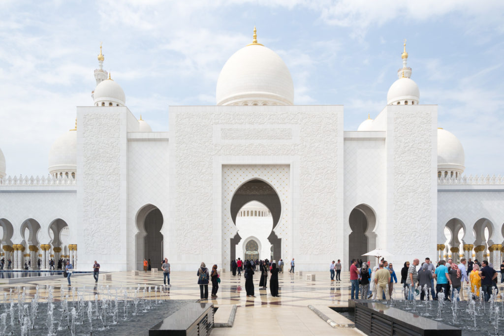 Blick auf den seitlichen Eingang der Scheich-Zayid-Moschee