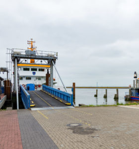 Fähre nach Langeoog mit Auffahrt für die Inselbahn Container - die Insel ist Autofrei