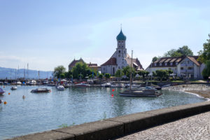 Kirche auf der Halbinsel Wasserburg (Bodensee) mit Blick auf den Bodensee zur Kirche.