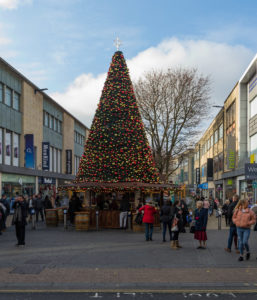 Riesen Weihnachtsbaum in Bristols Innenstadt